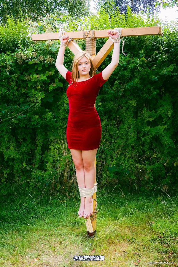 limitedaudience - 2014 bryony fuller alone on the cross 2 第 1 张图片