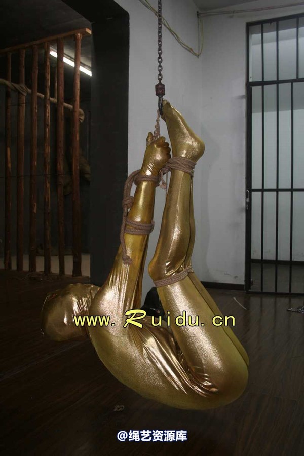 锐度主张 - 20070928第35期 影片胶衣紧缚悬吊图片 第 107 张图片
