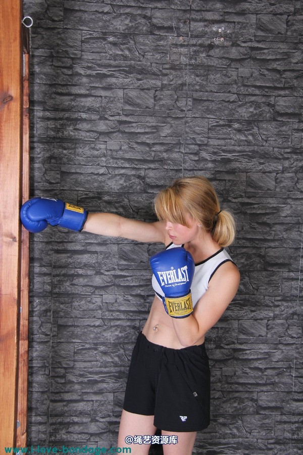 girlsinsteel - Cuffed in boxing gloves 第 1 张图片