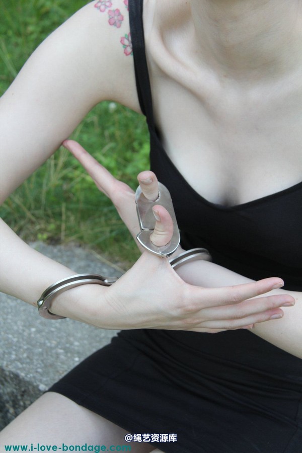 girlsinsteel - Hinged handcuffs 第 111 张图片