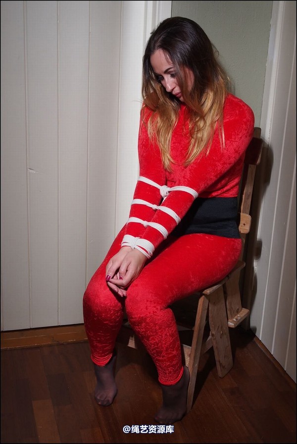simplytied - Red catsuit landing tied 第 5 张图片