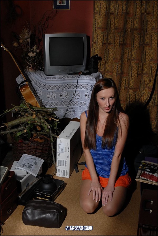 simplytied - Sophia in my junk room 第 1 张图片