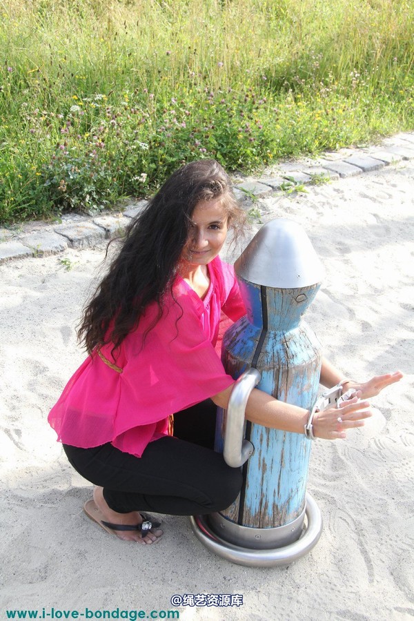 girlsinsteel - Cuffed at the playground 第 20 张图片