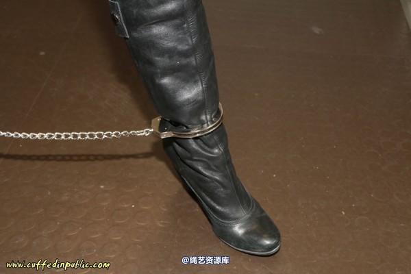 girlsinsteel - Cuffed at night 第 21 张图片