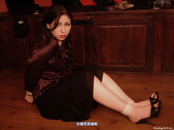 bondagebob - Lydia Hogtied 第 4 张图片