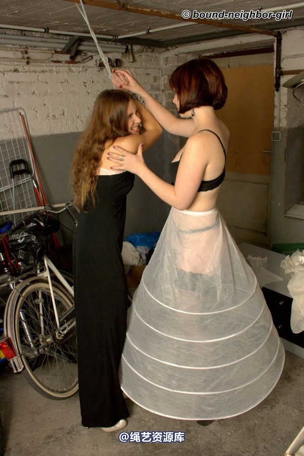 bound-neighbor-girl - Leoni and Valentina - Friend of the Bride 1 第 22 张图片