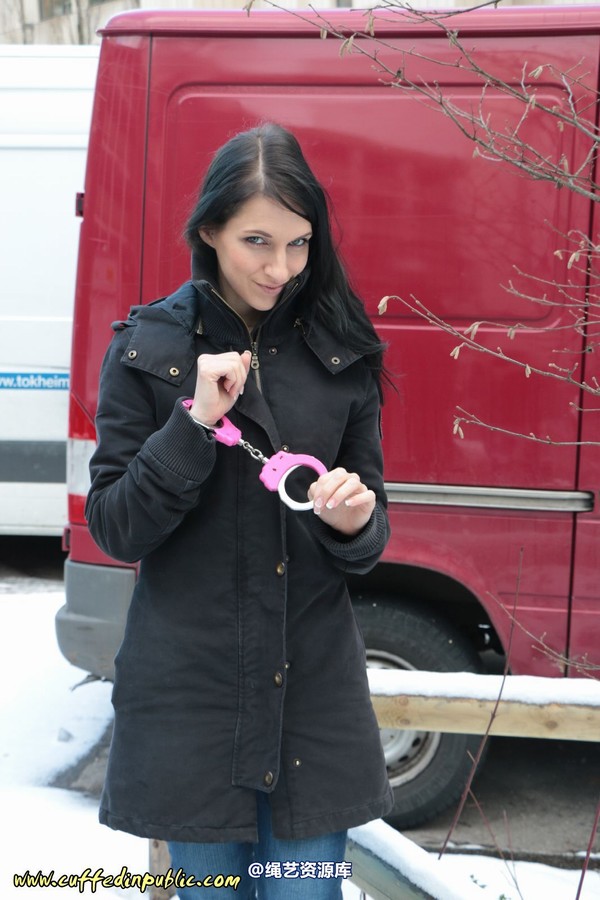 girlsinsteel - Cuffed at the parking area 第 43 张图片