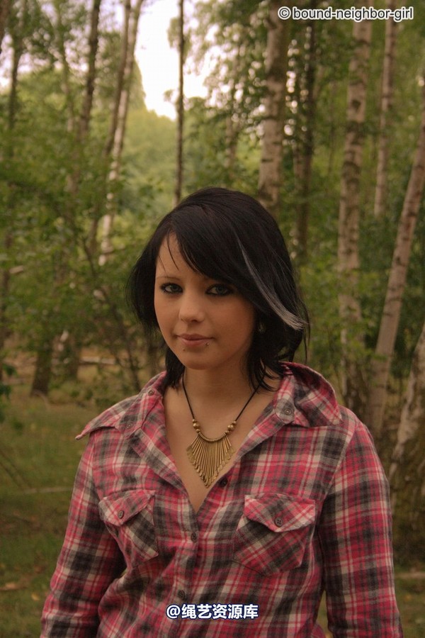 bound-neighbor-girl - Nadine - Adventure in the woods part 1 第 2 张图片