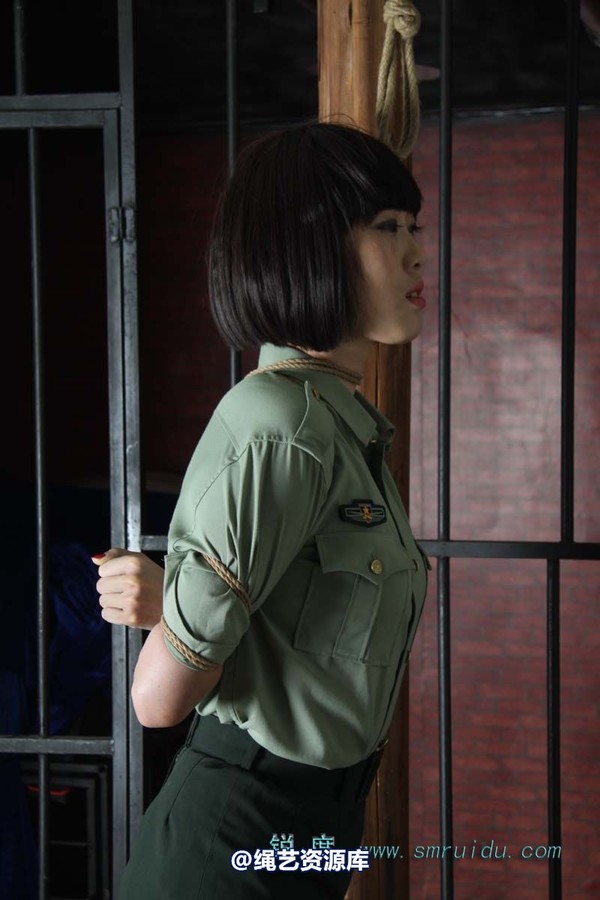 锐度主张 - 军服五花模特：碧菡 第 32 张图片