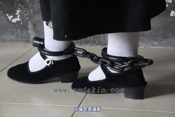 锐度主张 - 黑布鞋白袜镣铐模特：小芳 第 17 张图片