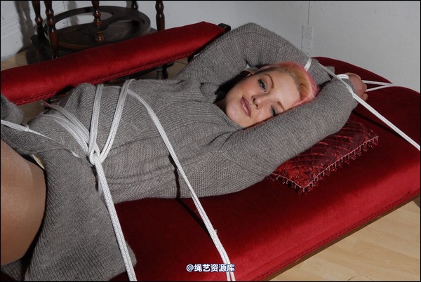simplytied - RR gets tied to couch 第 9 张图片