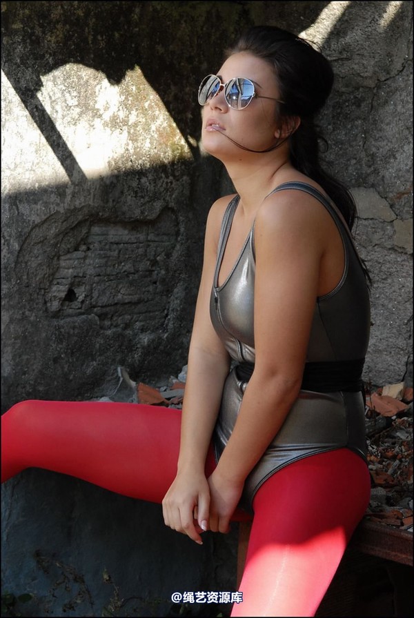 simplytied - Red tights in the Sun part 2 第 2 张图片