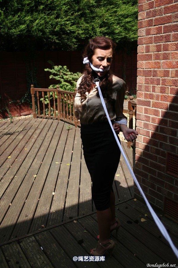 bondagebob - Chrissy Leashed 第 6 张图片