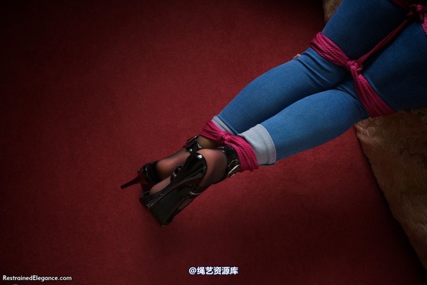 restrainedelegance - Removing her shoes 第 48 张图片