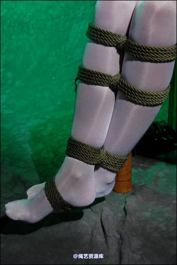 simplytied - Santas girl tied 第 43 张图片