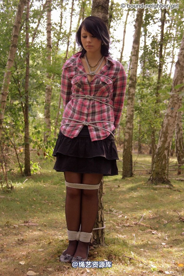 bound-neighbor-girl - Nadine - Adventure in the woods part 1 第 13 张图片
