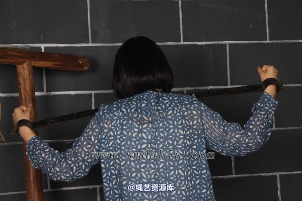锐度主张 - 女囚黑铁枷模特：碧菡 第 7 张图片