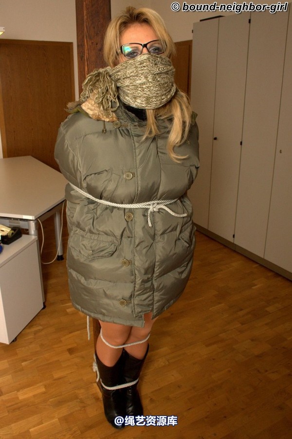 bound-neighbor-girl - Julia - Tied up in the office 1 第 60 张图片