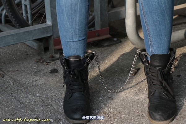 girlsinsteel - Wow yellow handcuffs 第 50 张图片