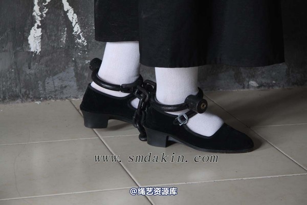 锐度主张 - 黑布鞋白袜镣铐模特：小芳 第 19 张图片