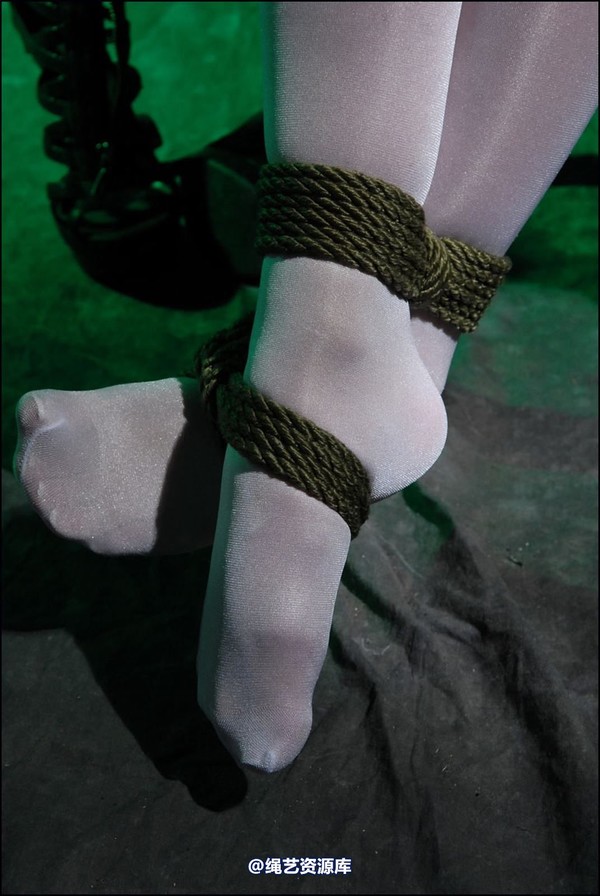 simplytied - Santas girl tied 第 50 张图片