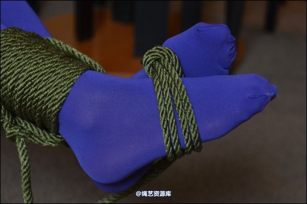 simplytied - Mitzi in blue tights 第 37 张图片