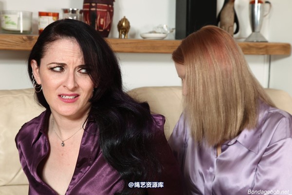bondagebob - Caroline Pierce Who's Hotter 第 13 张图片