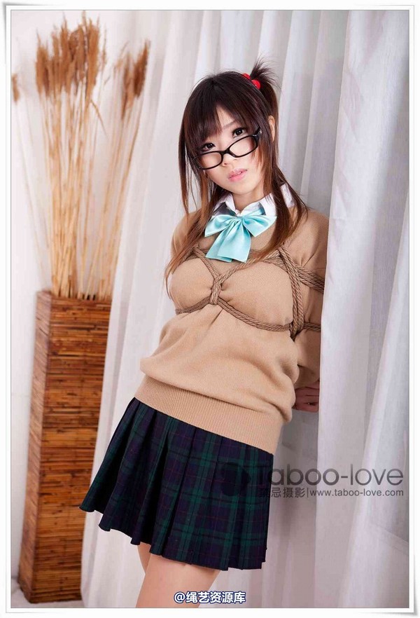禁忌摄影 - No.040 小�� �W生制服眼�R娘 第 4 张图片