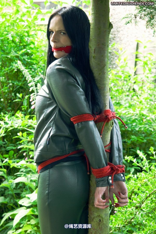 limitedaudience - 2011 rebekka raynor one with the tree 2 第 8 张图片