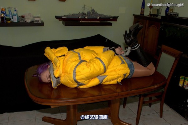 bound-neighbor-girl - Zora in winter jacket tied 2 第 24 张图片