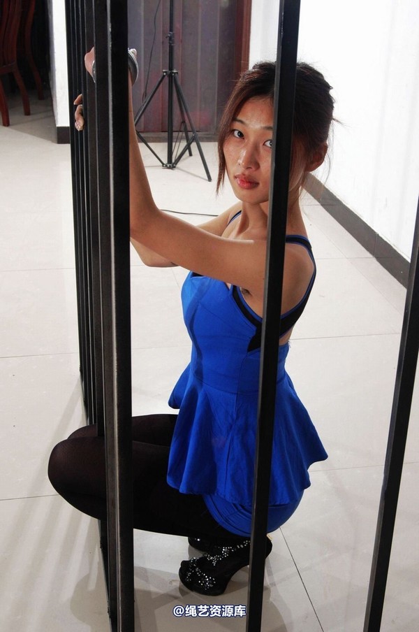 mj影视 - 倾心 前凸后翘的性感黑丝女犯-2013-03-26 第 240 张图片