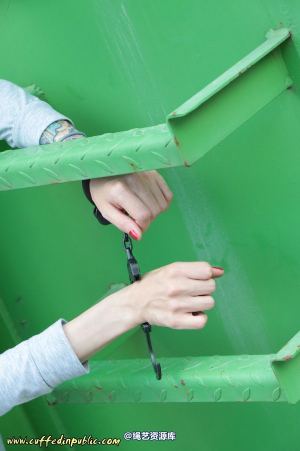 girlsinsteel - Cuffed to a heavy container 第 44 张图片
