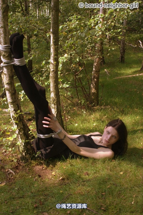 bound-neighbor-girl - Tanja - Tied up in the forest 2 第 11 张图片