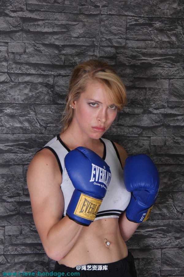 girlsinsteel - Cuffed in boxing gloves 第 3 张图片