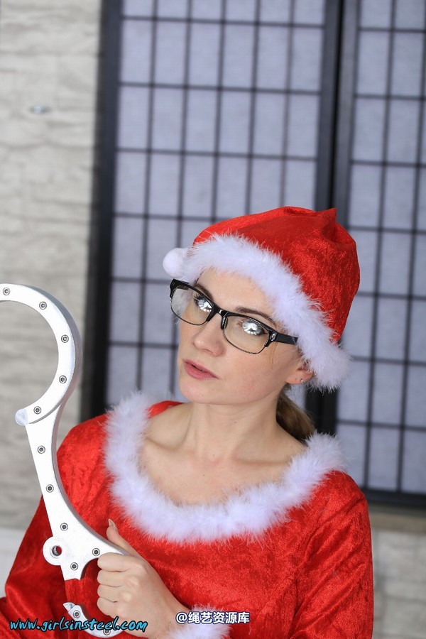 girlsinsteel - Christmas girl cuffed 第 9 张图片