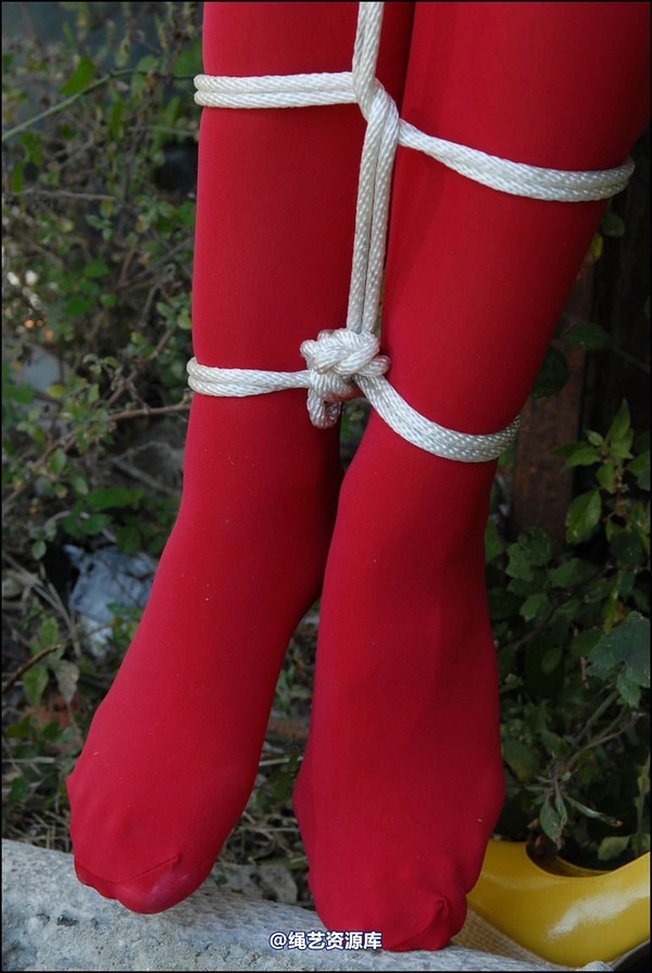 simplytied - Red tights in the Sun part 2 第 31 张图片
