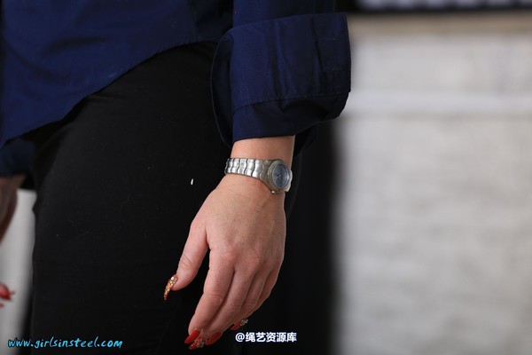 girlsinsteel - Police officer neckcuffed 第 22 张图片