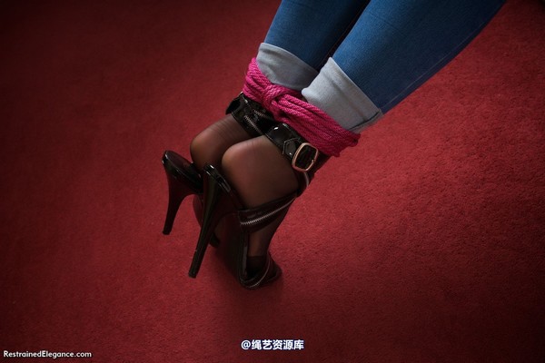 restrainedelegance - Removing her shoes 第 51 张图片