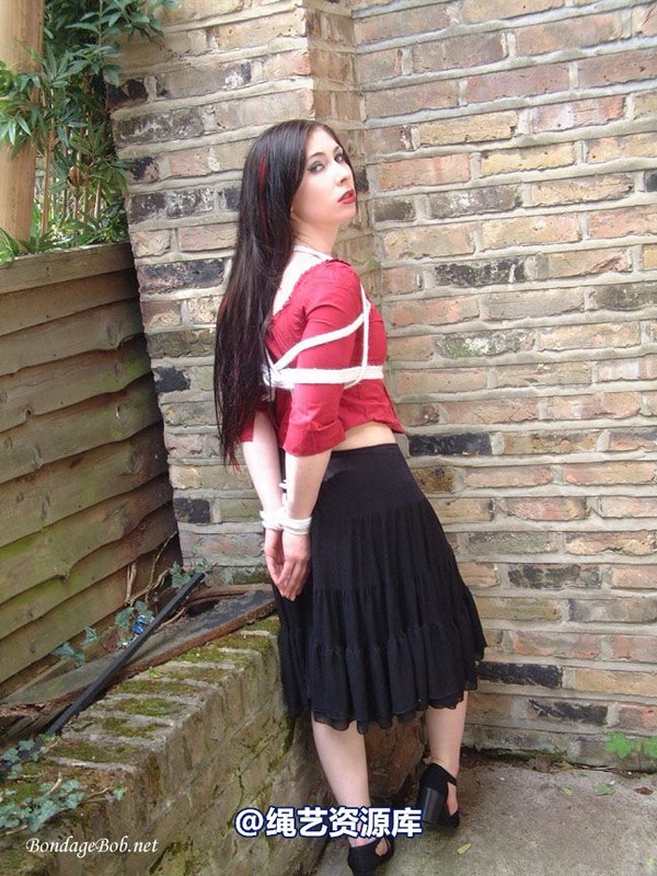 bondagebob - Lydia Tied Outdoors 第 5 张图片