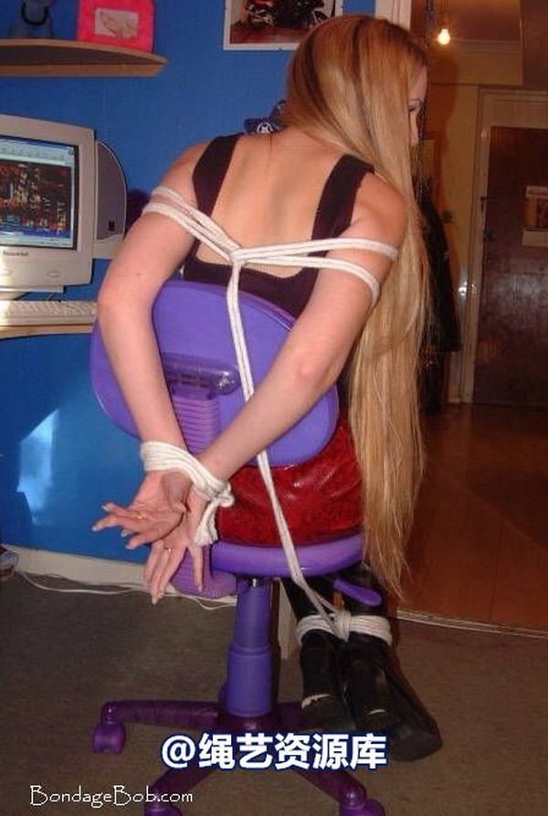 bondagebob - Chanta Rose Bound at her computer 第 1 张图片