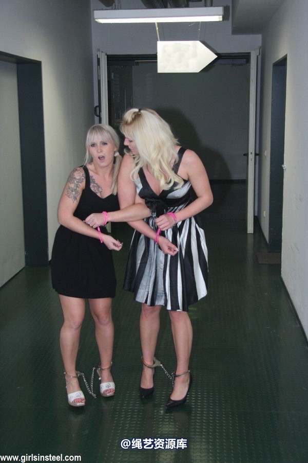 girlsinsteel - 2 girls walking in handcuffs 第 17 张图片