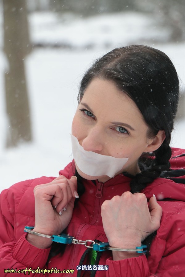 girlsinsteel - Cuffed in the snow 第 18 张图片