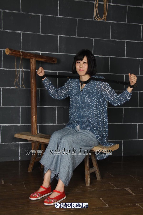 锐度主张 - 女囚黑铁枷模特：碧菡 第 1 张图片