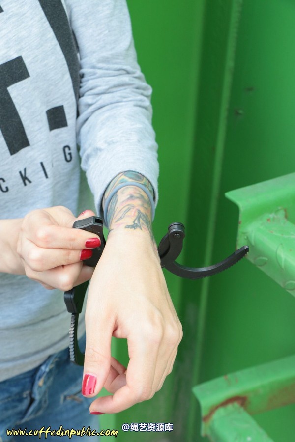 girlsinsteel - Cuffed to a heavy container 第 24 张图片