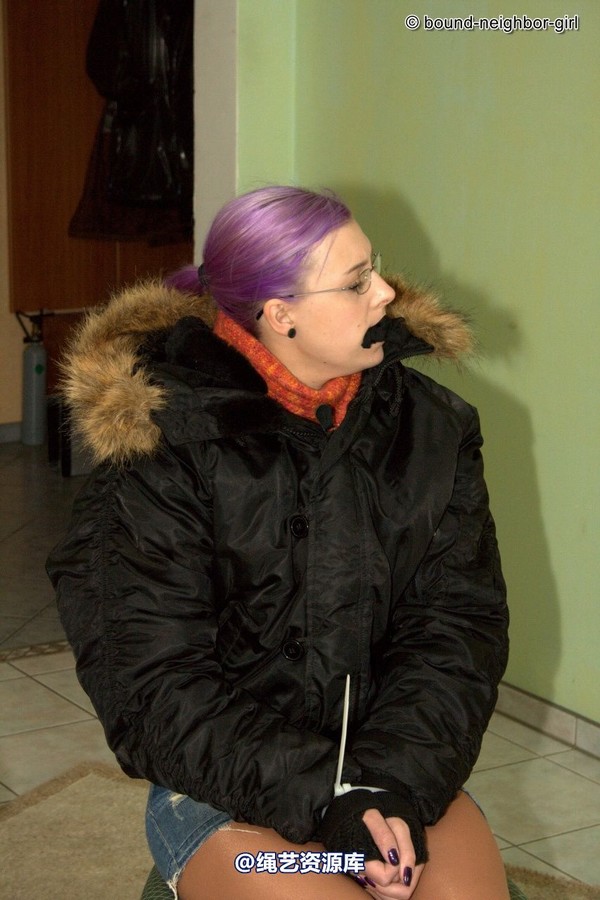 bound-neighbor-girl - Zora in winter jacket tied 1 第 5 张图片