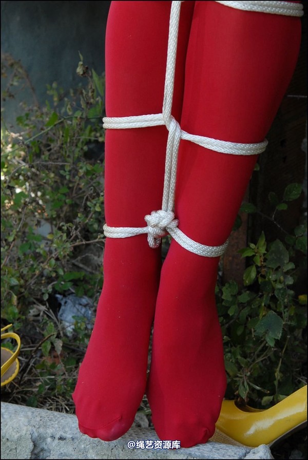 simplytied - Red tights in the Sun part 2 第 35 张图片