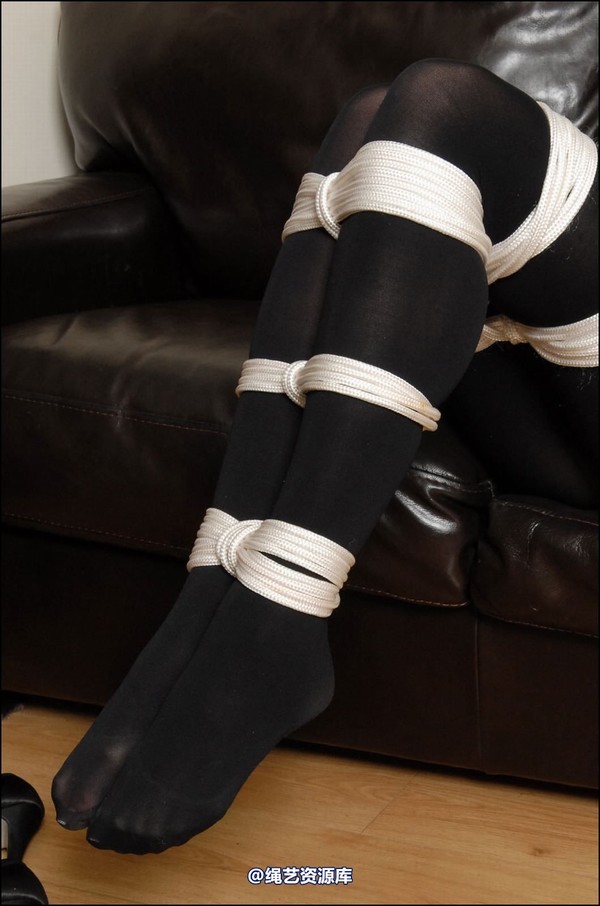 simplytied - Lou wears black opaques 第 44 张图片