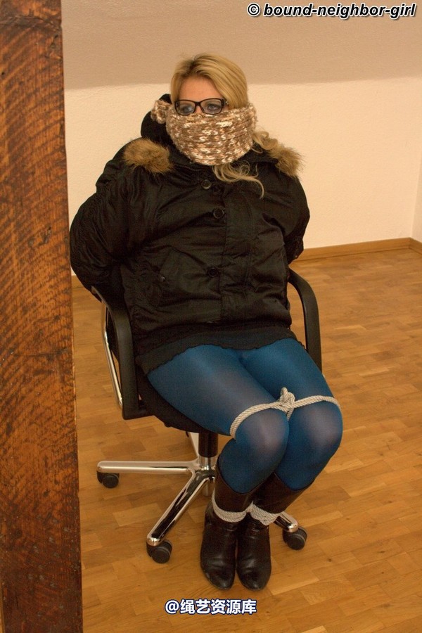 bound-neighbor-girl - Julia - Tied up in the office 1 第 32 张图片