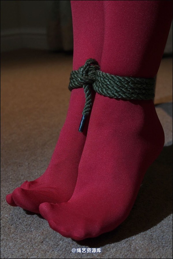 simplytied - Cassie in red tights 第 38 张图片