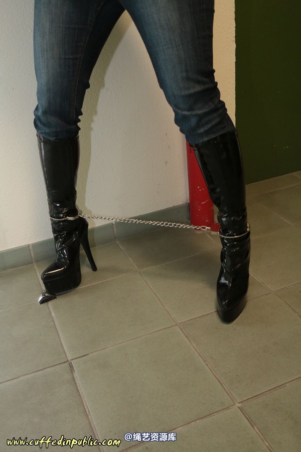 girlsinsteel - At the parking garage 第 47 张图片